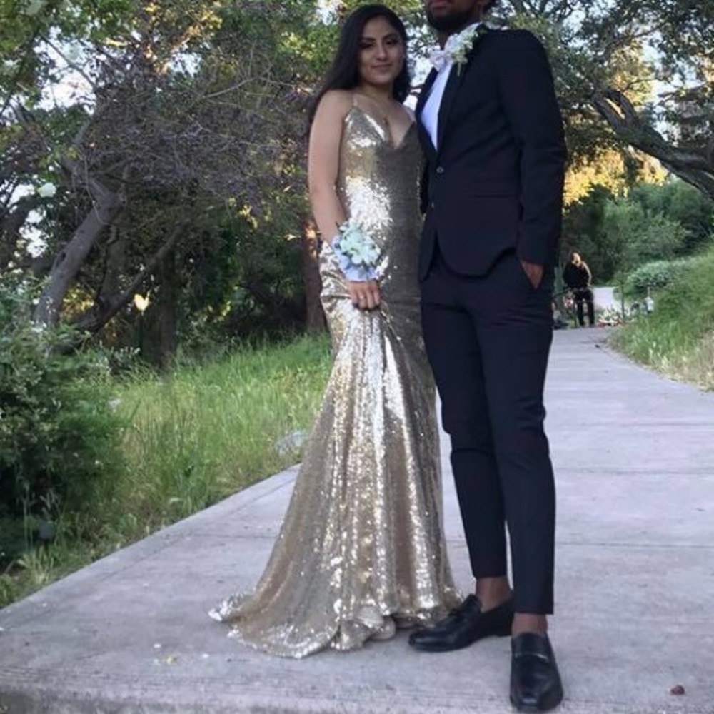 Beautiful all gold prom dress with trail😩😩🥰🥰